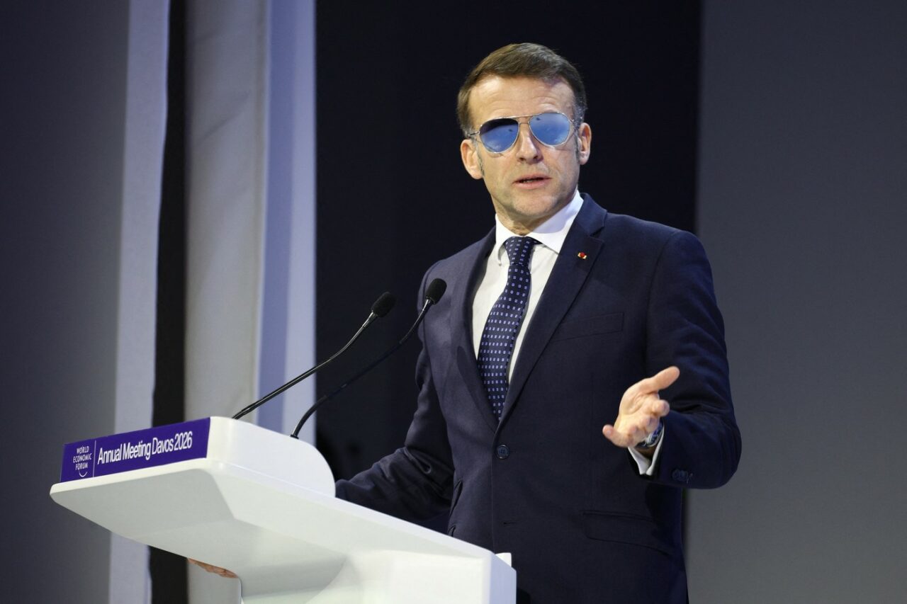 Saga ochelarilor lui Macron continuă. Președintele francez a purtat ochelari de soare, în interior, în timp ce își ținea discursul la Davos. Ce ascunde liderul de la Elysee