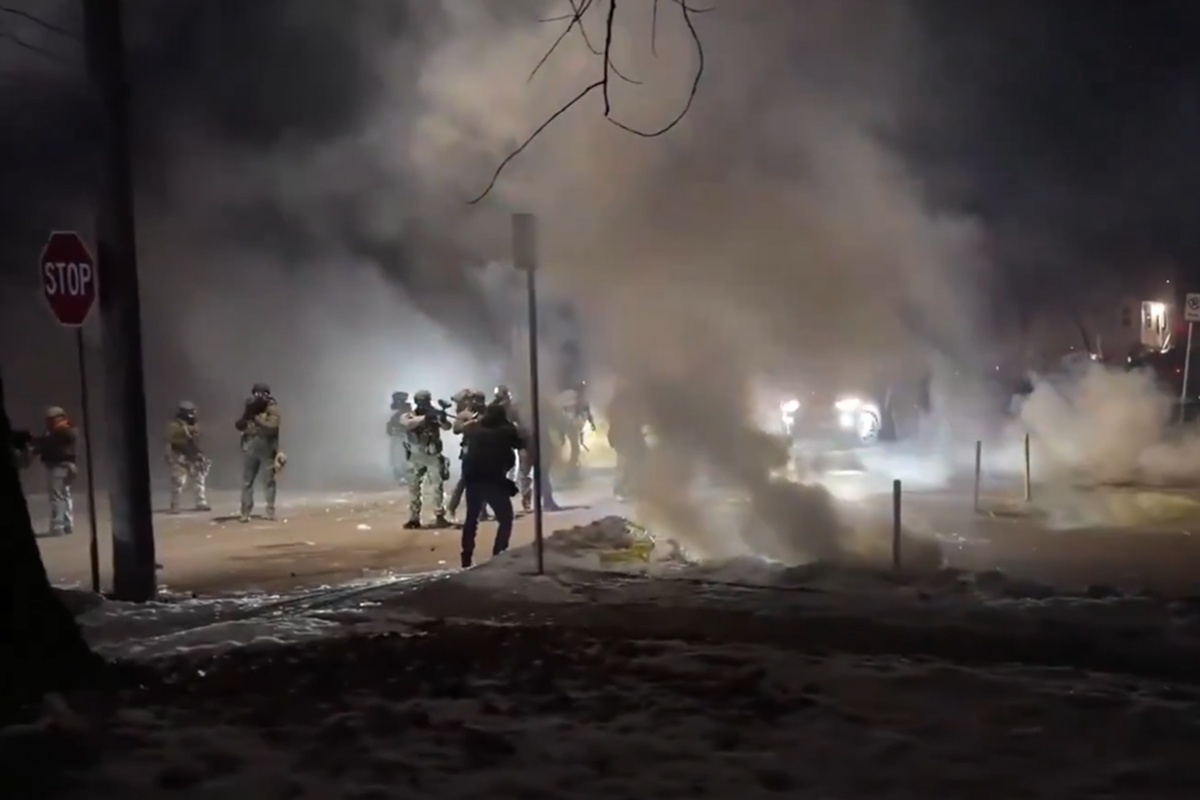 Revoltă în Minneapolis după ce un ofițer federal a împușcat un tânăr venezuelean în picior. Proteste masive anti ICE în orașul american