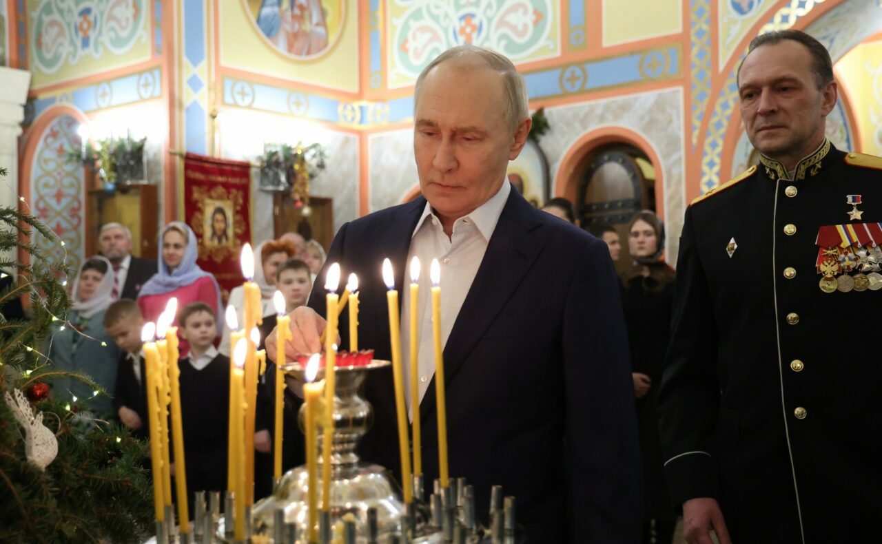 Putin vorbește despre „lumina iubirii” la slujba de Crăciun pe stil vechi și salută „misiunea sfântă din porunca lui Dumnezeu” a trupelor ruse