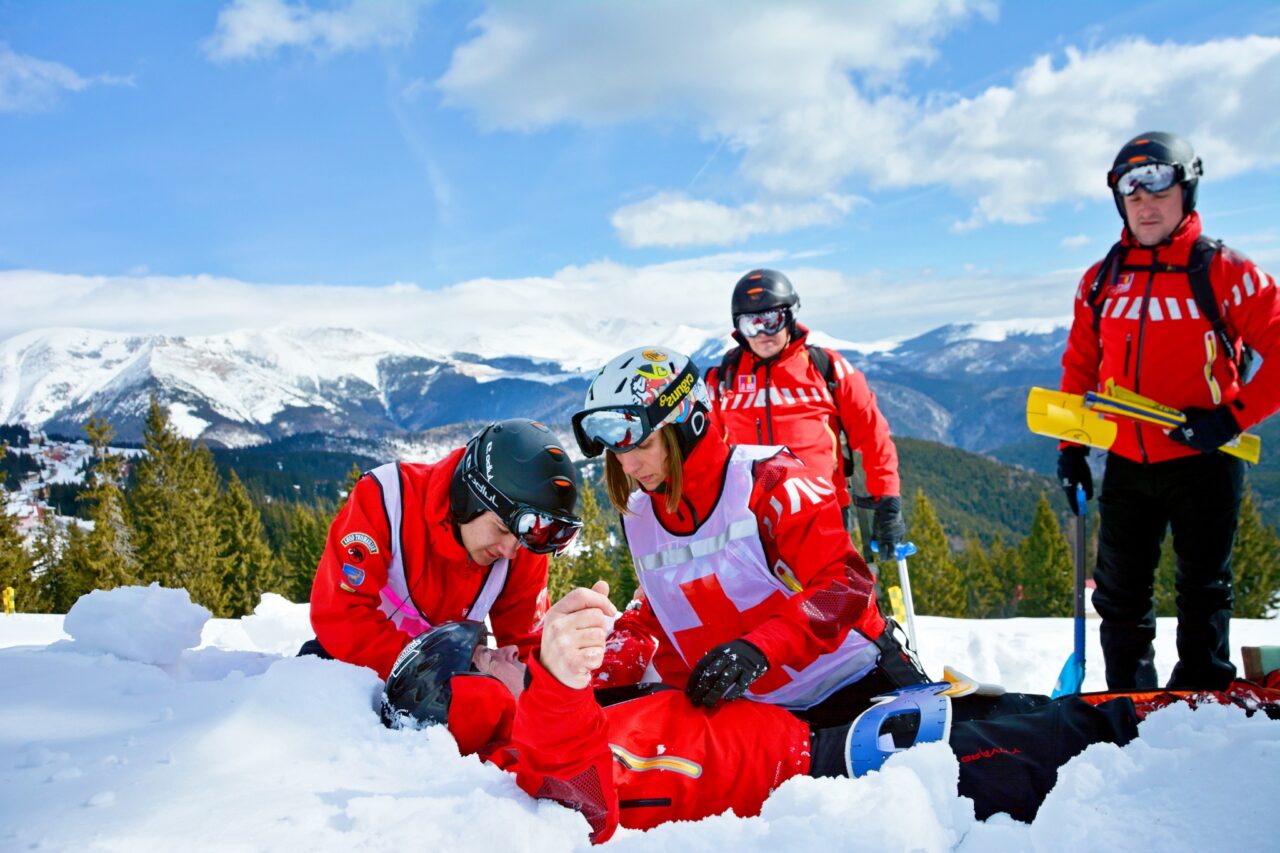 39 de persoane au avut nevoie de intervenția salvamontiștilor în ultima zi din 2025