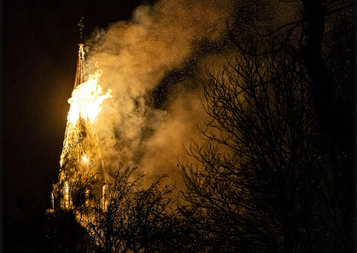 O biserică renumită din Amsterdam a luat foc în noaptea de Anul Nou. Turnul s-a prăbușit complet. Zeci de persoane, evacuate