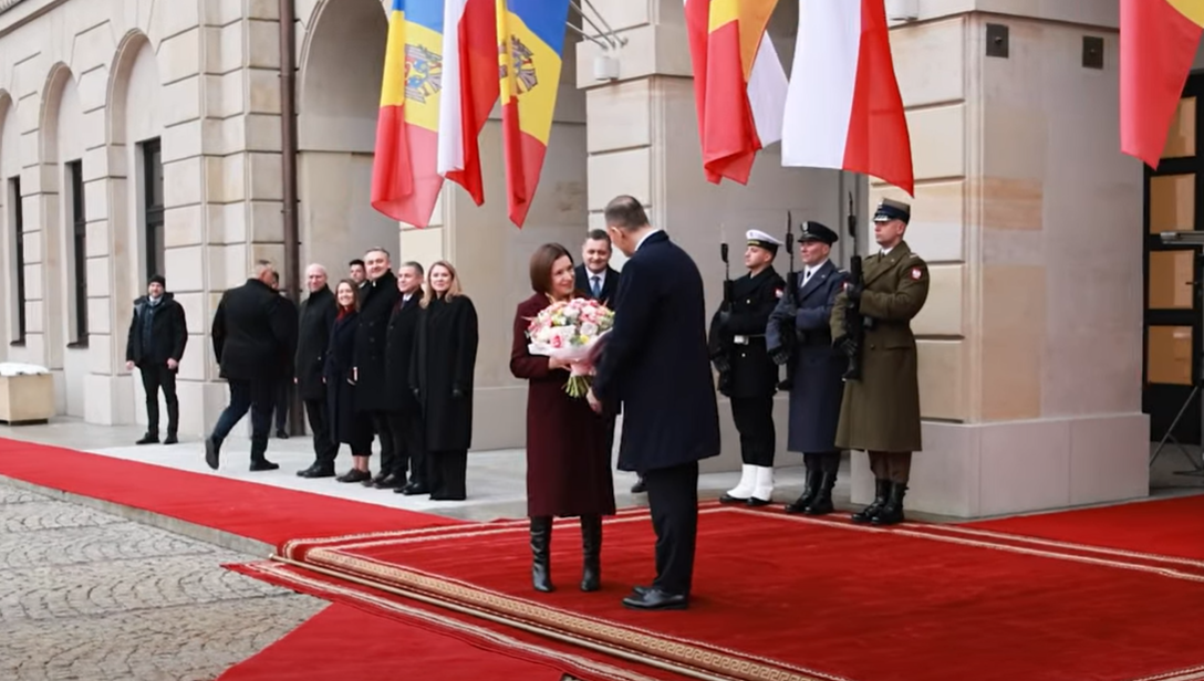Maia Sandu, întâmpinată de omologul polonez. „Extinderea UE nu este un act de generozitate, ci o investiție în securitate”, afirmă președintele Republicii Moldova