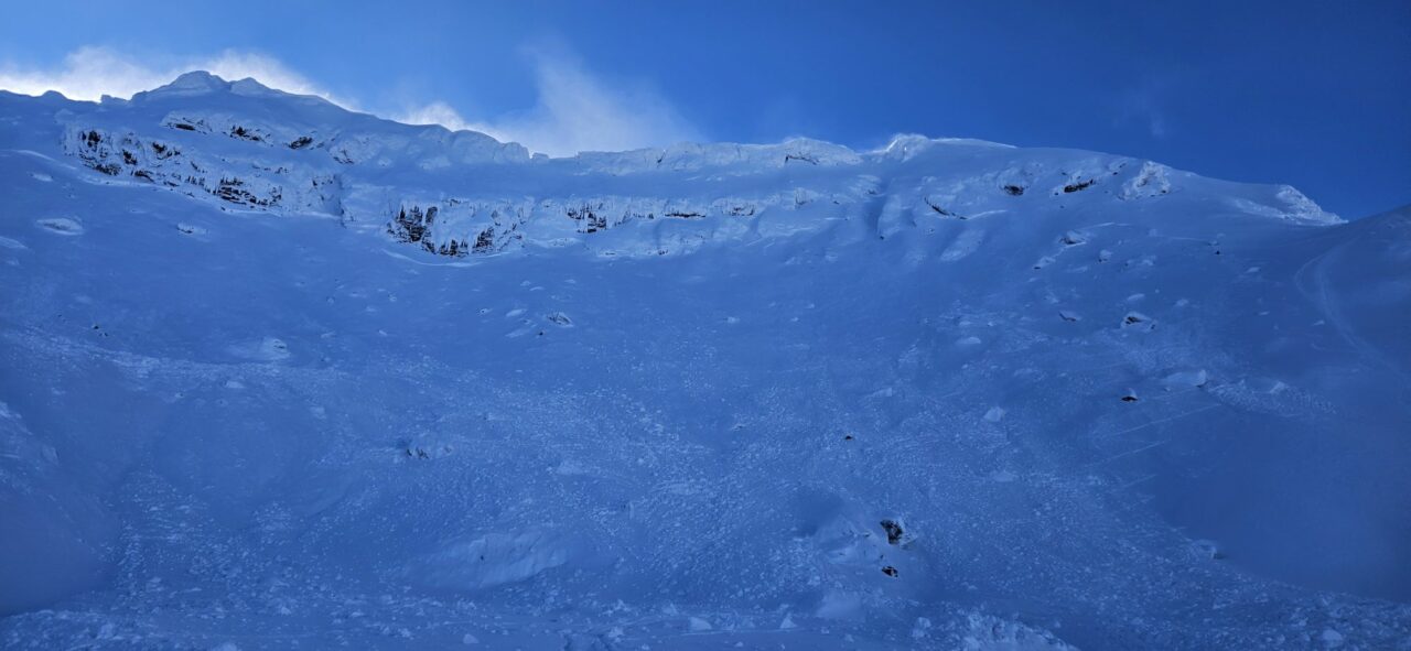 Mai multe avalanșe s-au produs în Munții Făgăraș. Salvamontiștii avertizează: „Nu vă deplasați în zonele înalte fără experiență și echipament”