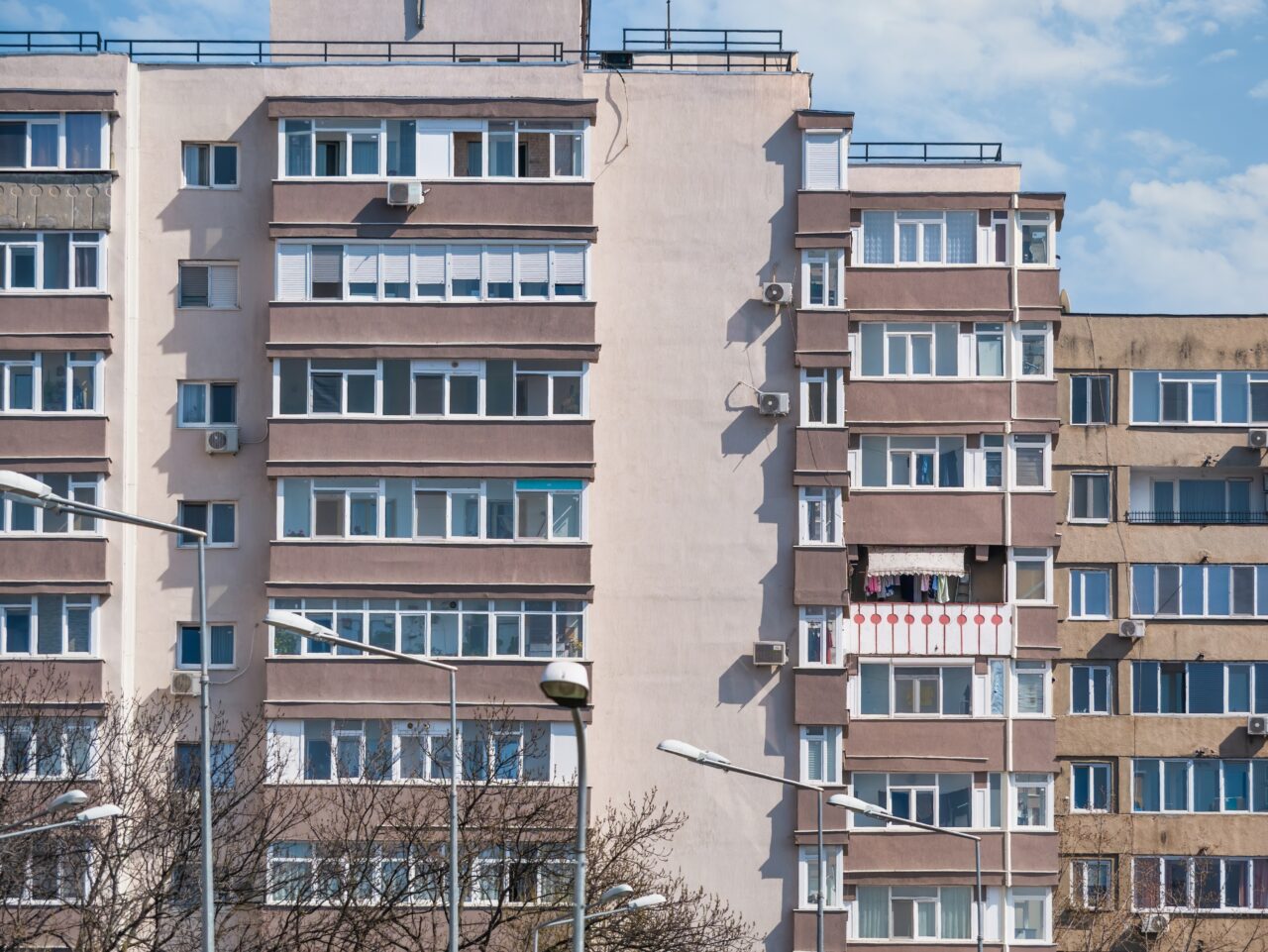 Unde se găsește cea mai ieftină garsonieră din România, în ianuarie 2026. Deși suprafața este de doar 10 metri pătrați, locuința are baie proprie