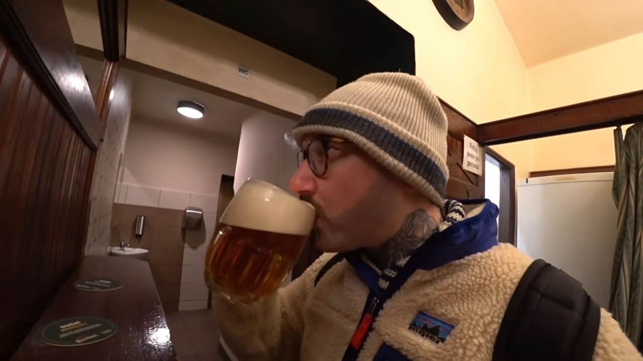 Un creator de conținut a zburat 1.600 de kilometri doar pentru a bea o halbă din berea sa favorită care costă doar un euro