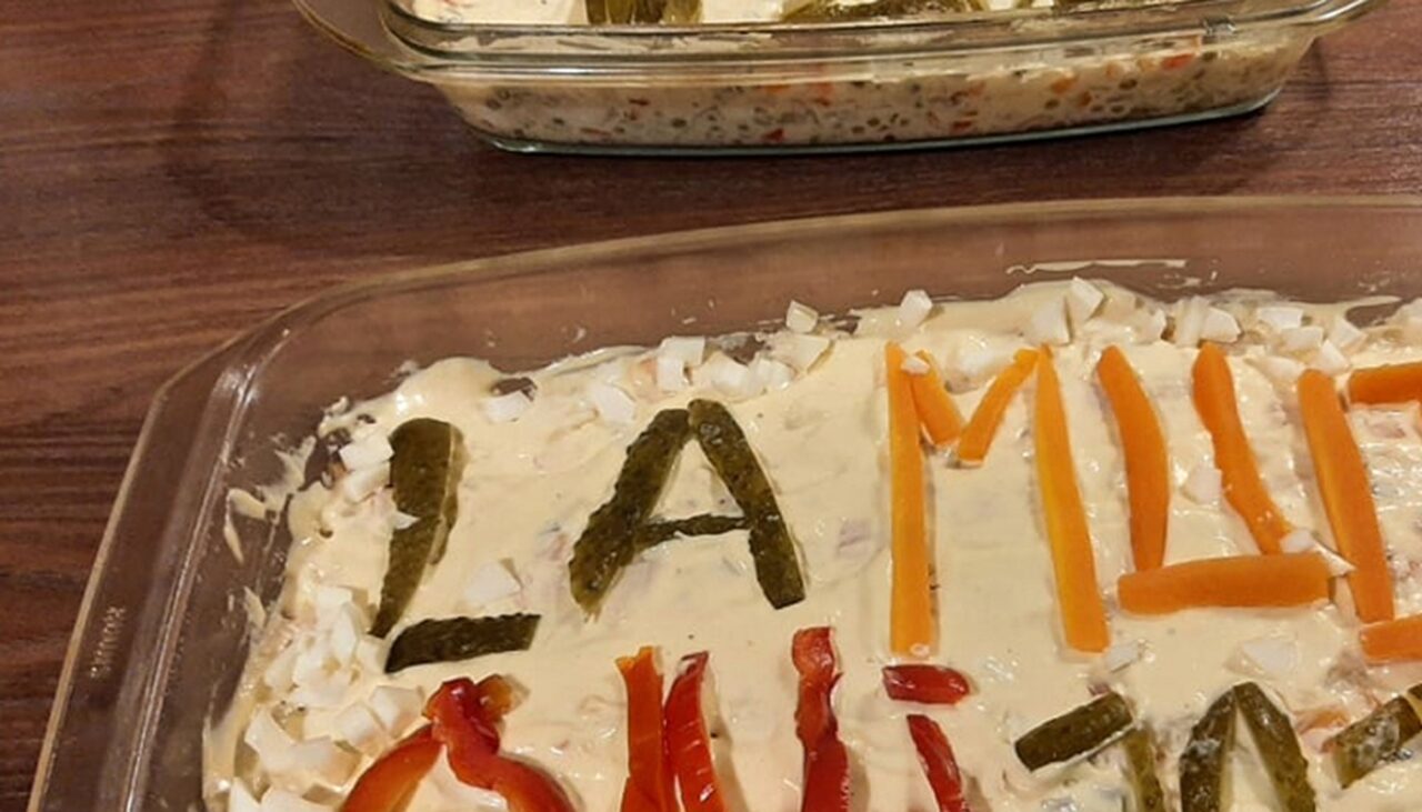 Ce a putut scrie o româncă pe salata Boeuf. A observat greșeala abia în noaptea de Revelion