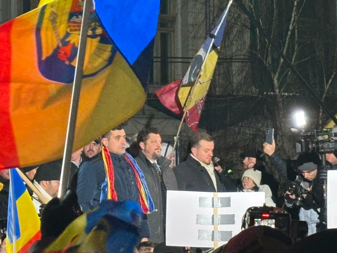 Jandarmii îi caută pe manifestanții care au încercat să forţeze cordoanele de protecţie la protestele de ieri. S-au dat amenzi şi s-au făcut dosare penale