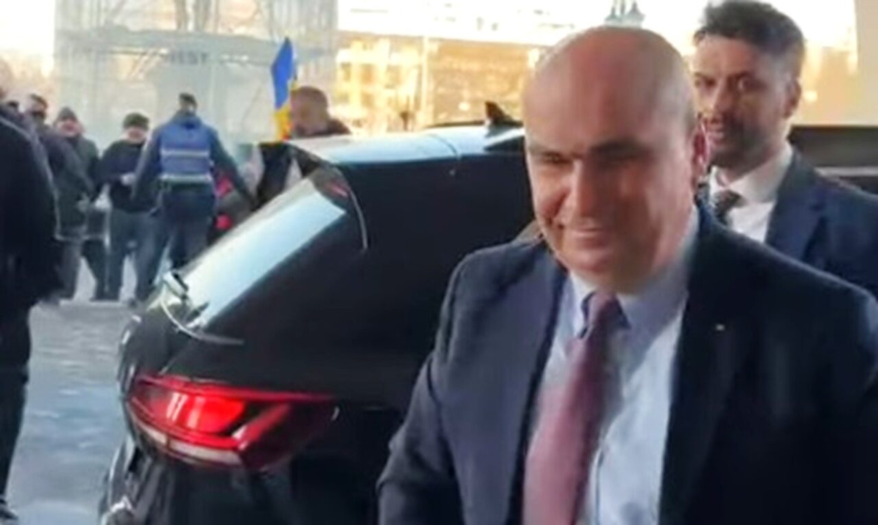 Premierul Ilie Bolojan a fost întâmpinat cu huiduieli la Iași. Mai mulți oameni i-au strigat “trădătorule” și “demisia”