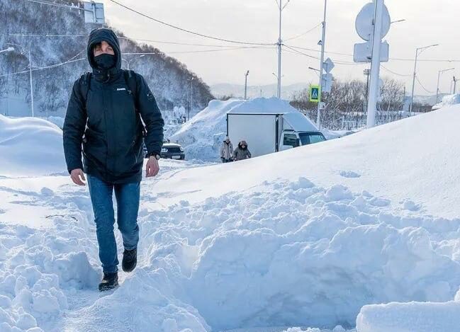 Cea mai grea iarnă din ultimii ani a lovit Kamchatka pe neașteptate. Locuitorii au rămas fără provizii de mâncare și tehnică pentru curățat drumurile