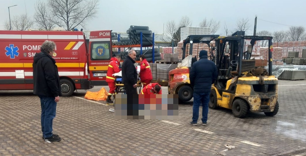 O femeie din Arad a murit după ce a fost lovită de un motostivuitor condus de un muncitor băut