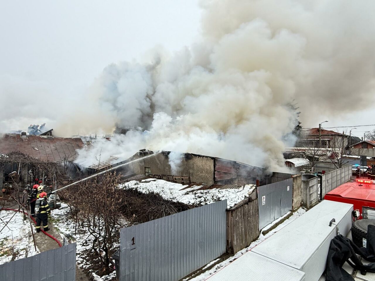 Un incendiu puternic are loc sâmbătă pe o stradă din București, unde ard mai multe case. Zeci de pompieri sunt la fața locului