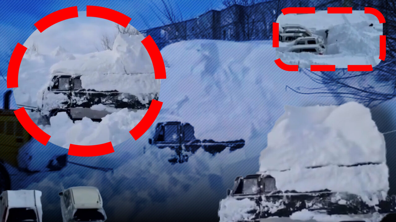 Au apărut noi imagini din Rusia. Cum încearcă localnicii să își salveze mașinile de sub munții de zăpadă