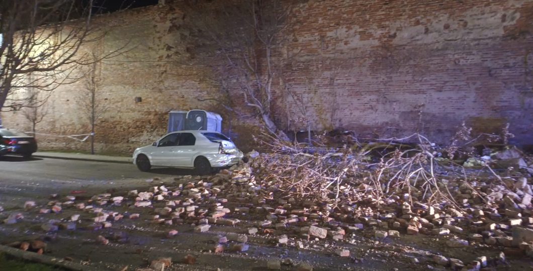 „Am auzit un zgomot puternic, o bubuitură”. Zidul înclinat din Parcul Reconcilierii, din Arad, s-a prăbușit peste o mașină de Poliție