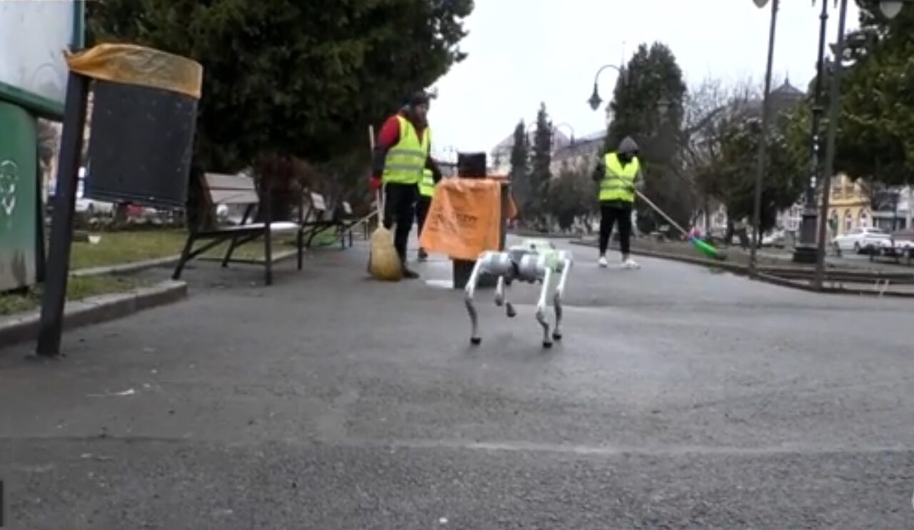 Orașul din România în care roboții fac ordine pe străzi. „Vă rugăm să păstraţi curăţenia! Colectați deșeurile selectiv!”