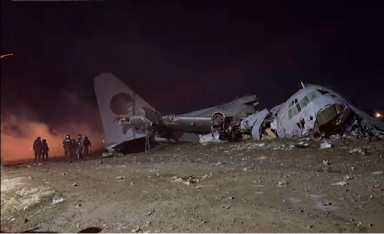 Scene incredibile în Bolivia. După prăbușirea unui avion cu bani, localnicii s-au pus pe strâns bancnotele, printre cadavre și rămășițele aeronavei