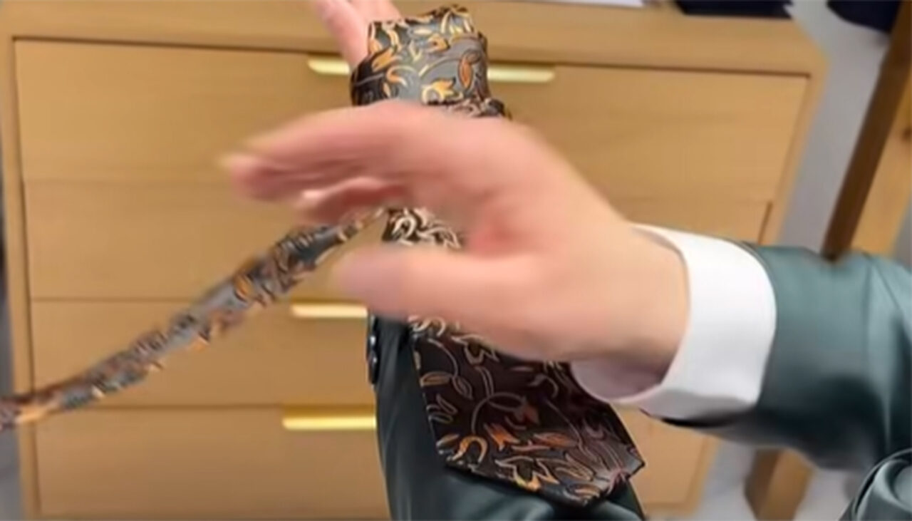 Cum se faci nod la cravată, în doar 5 secunde, folosindu-te de antebraț. Trucul pe care puțini români îl știu