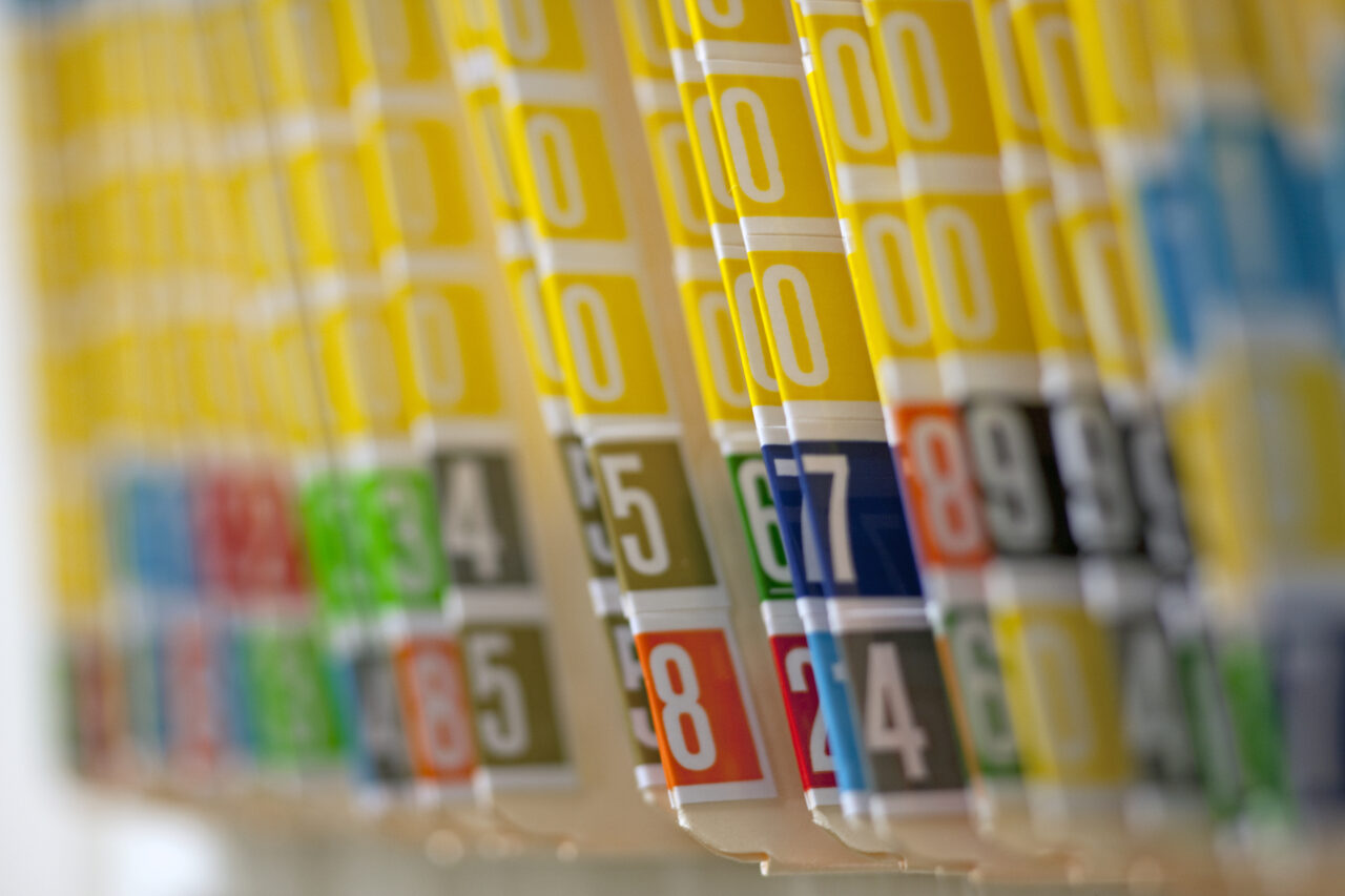 De ce se numesc „numere de înmatriculare”, dacă plăcuțele au mai multe litere decât cifre? Istoria înmaticulării mașinilor în România