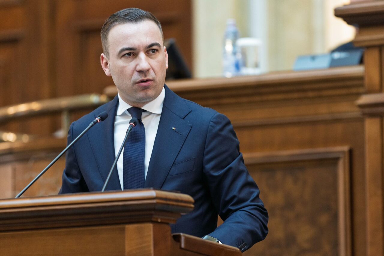 USR încearcă să mute „scandalul apei” din propria ogradă, la PSD și-l cheamă pe Ministrul Energiei în Parlament. De 3 luni de zile, zeci de mii de oameni din Argeș stau fără apă