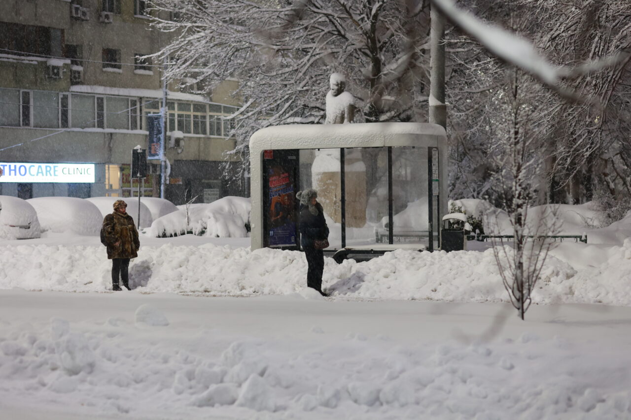 Transportul public din București, puternic afectat de ninsori: autobuzele, tramvaiele și troleibuzele circulă cu dificultate