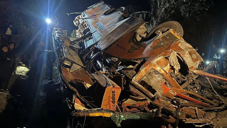Accident cumplit în Nepal. Autobuz prăbușit într-o râpă de la 200 metri înălțime, 19 morți