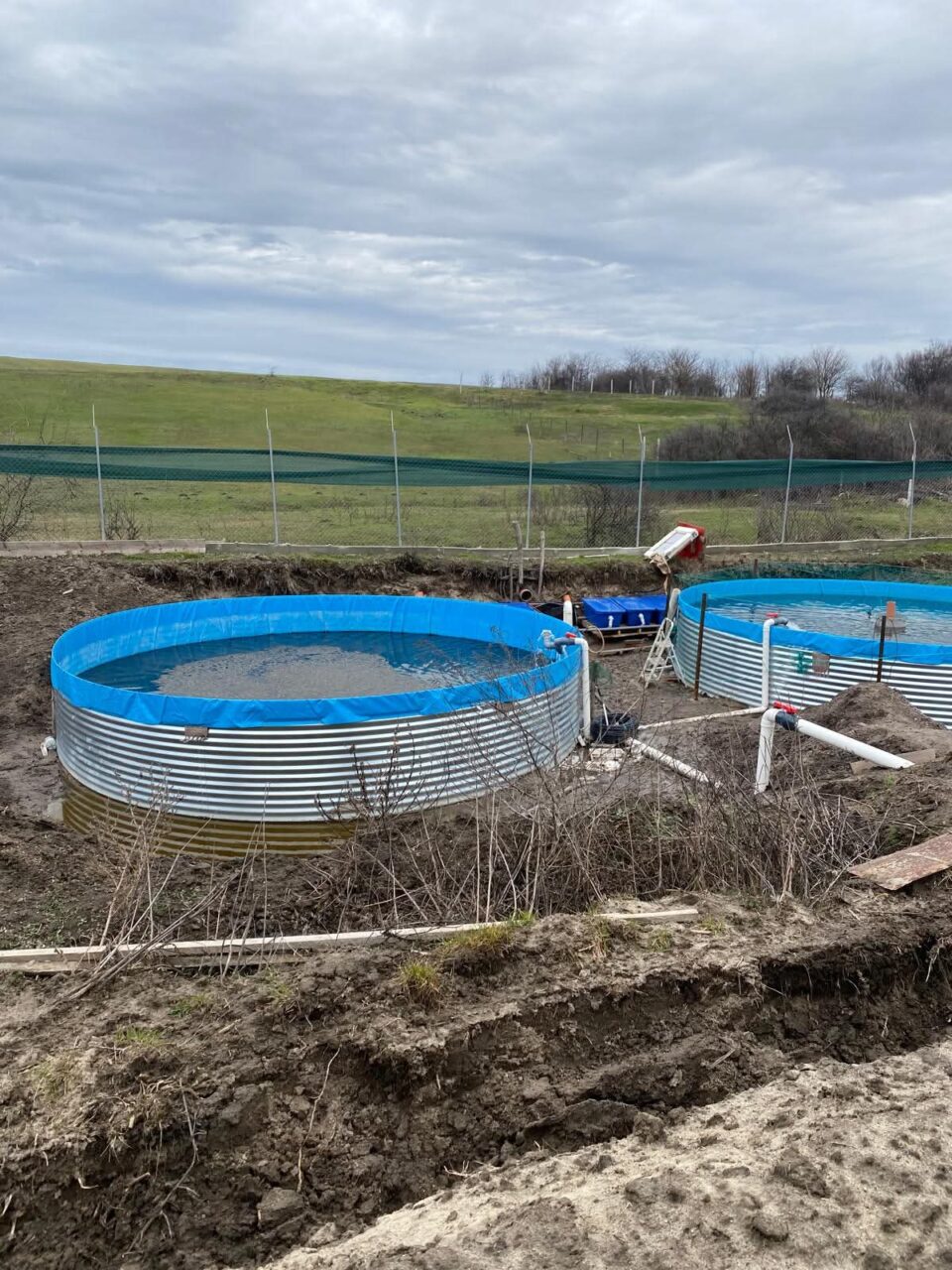 Un preot din Dolj și-a făcut ilegal păstrăvărie și a blocat cursul unei ape. Cu cât a fost amendat și ce a fost obligat să facă