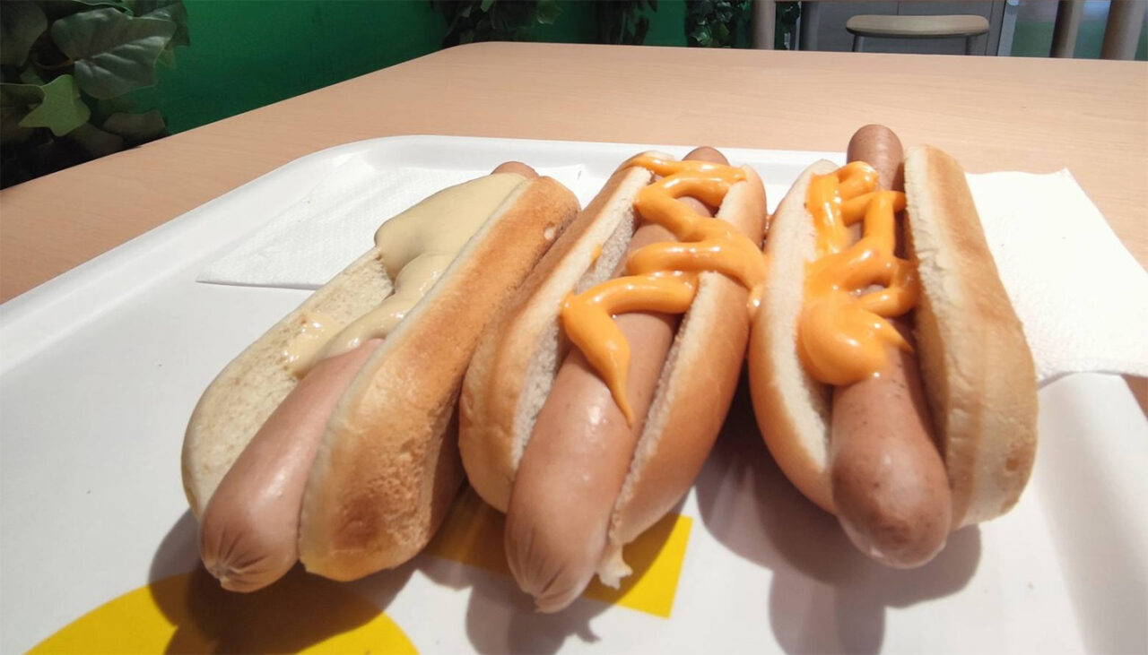 Cât a plătit un român pentru 3 hotdogi în IKEA. A crezut că este o eroare