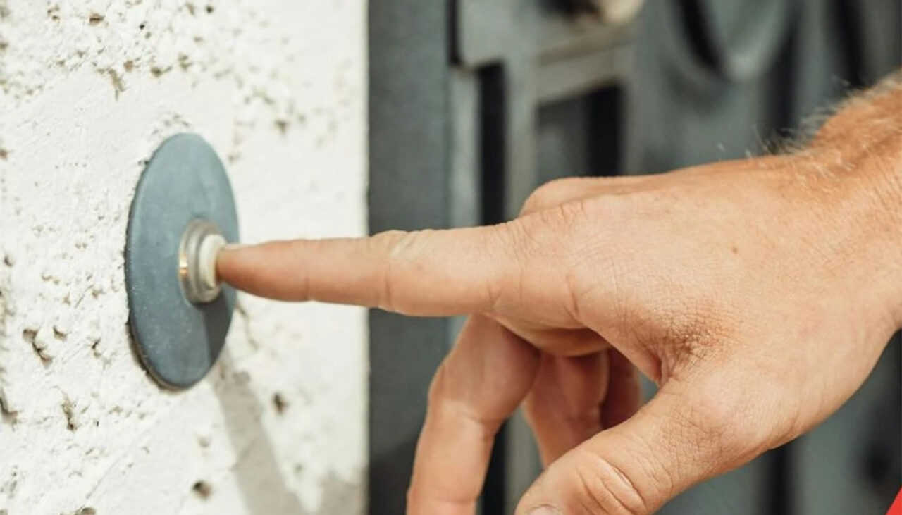 Amendă mare în aceste orașe dacă suni la ușa vecinului. Cu cât ești amendat