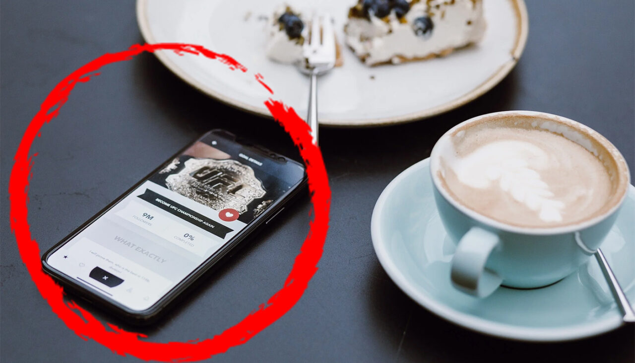 Ce înseamnă dacă îți ții telefonul pe masă, în restaurant sau în baruri? Ce spun experții în psihologie