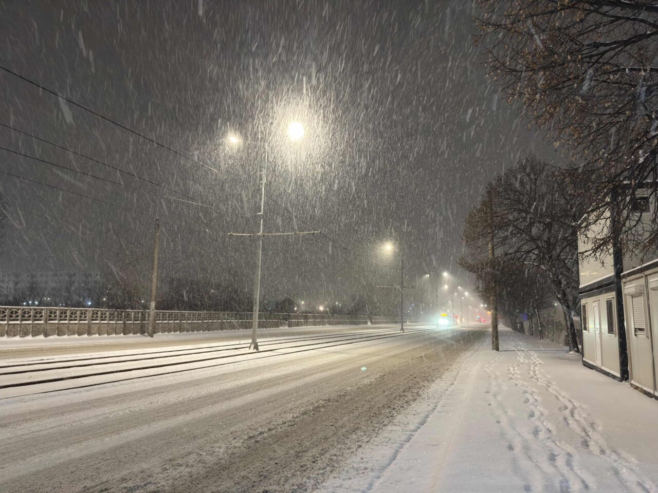 Ninge abundent în capitală. Bulevardele și străzile sunt acoperite de un strat consistent de zăpadă. Ce se va întâmpla în orele următoare