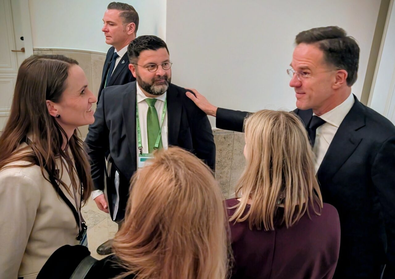 Oana Țoiu s-a pozat cu Mark Rutte la Munchen. „Un schimb rapid de opinii”