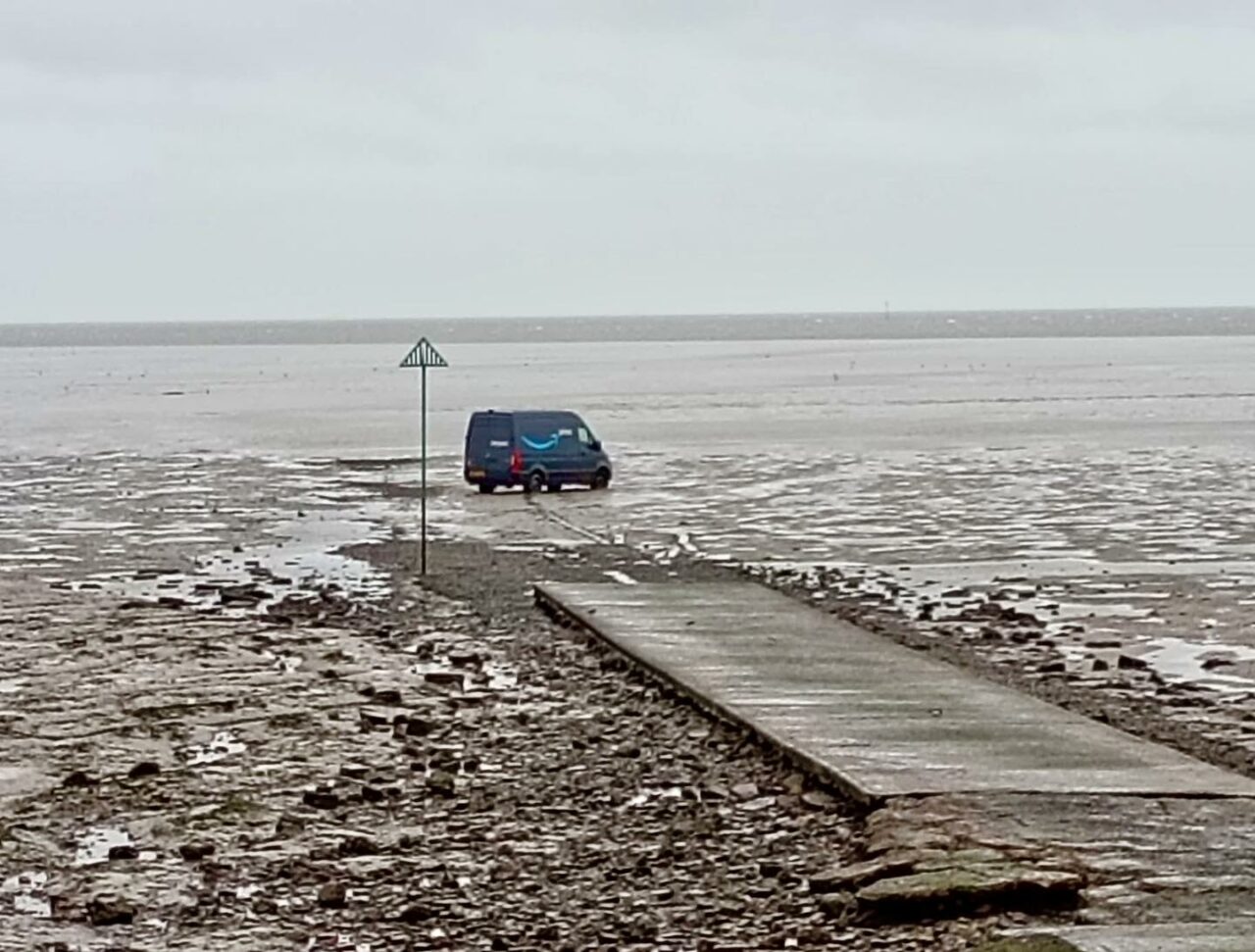 „Cea mai periculoasă potecă” din Marea Britanie. Cum a rămas blocat un camion de livrări într-o zonă mlăștinoasă din Essex. Șoferul urma indicațiile GPS-ului