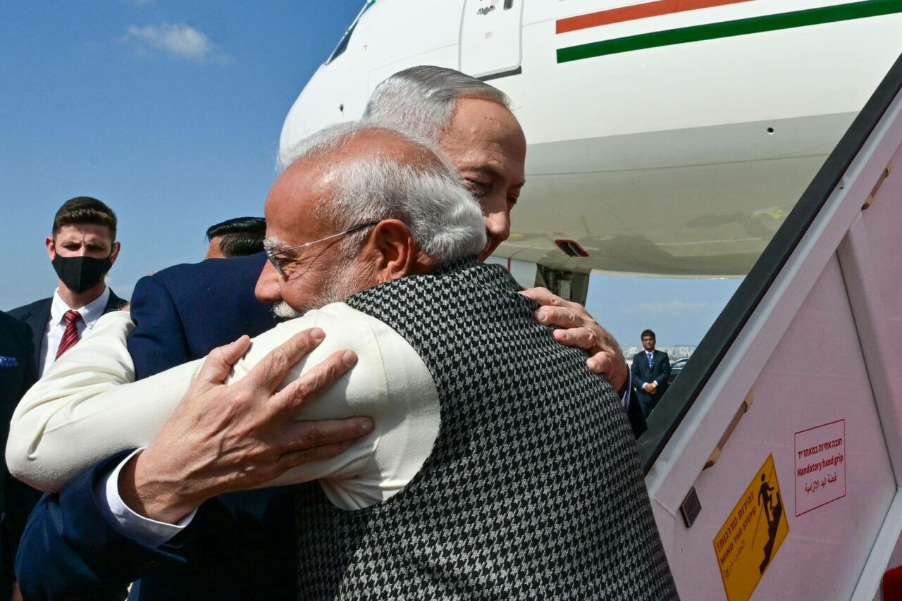 Covorul roșu, zâmbete largi și îmbrățișări: Imagini de la primirea călduroasă a lui Netanyahu pentru omologul său indian, Narendra Modi