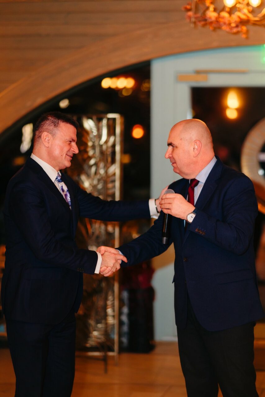 Bolojan a petrecut cu Nazare și cu Predoiu după ședința de guvern în care a adoptat ordonanțele cu tăieri. Cine a fost sărbătoritul, omul de campanie al lui Crin Antonescu