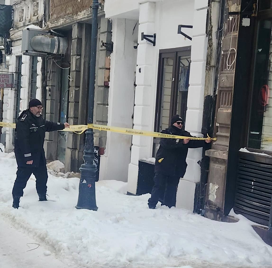 S-a trezit și Poliția Locală, la aproape o săptămână de la marea ninsoare din Capitală: „Zăpada care nu este curățată la timp se transformă în ghețuș”