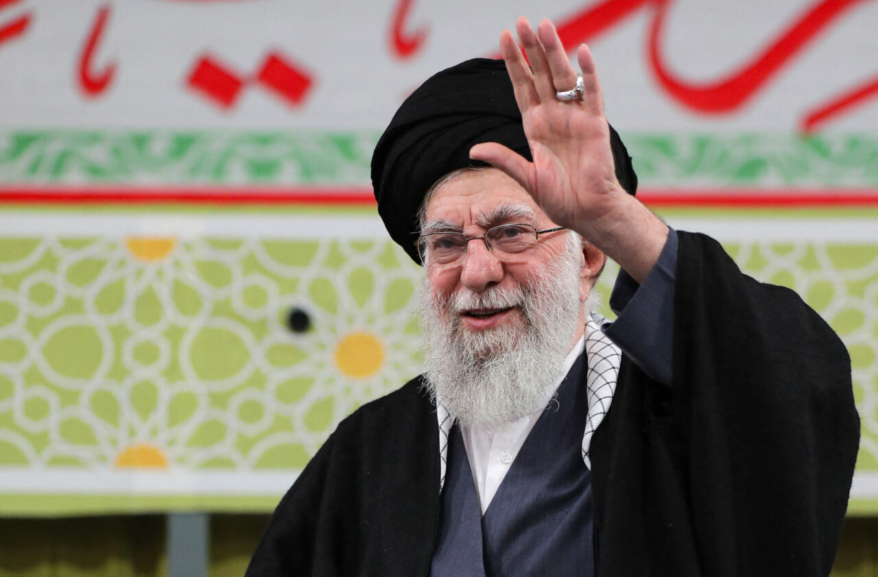 Explozie de tensiuni în Orientul Mijlociu: Ali Khamenei, mutat într-o locație sigură, după ce casa i-ar fi fost bombardată