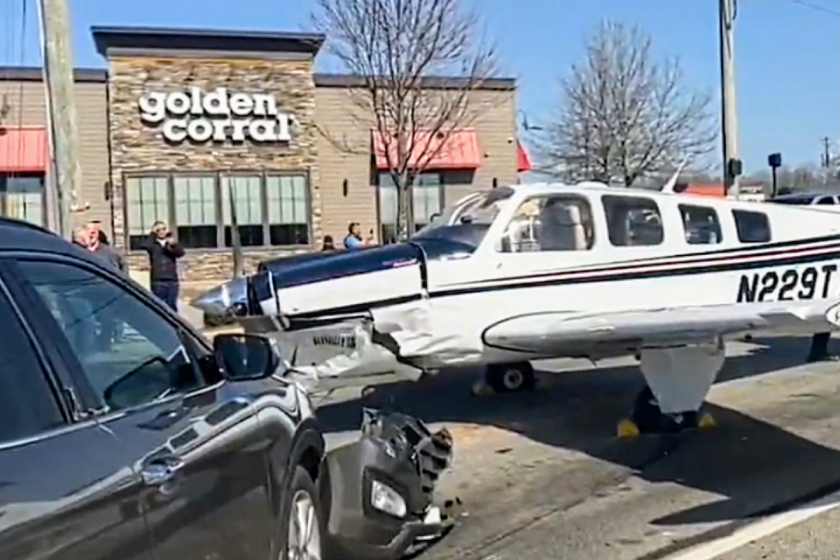 Momente de panică pe o șosea din SUA, după ce un avion a aterizat forțat lovind trei mașini aflate în trafic: „Cred că nu vom reuși”