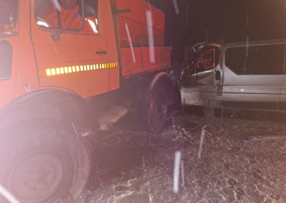 Accident grav în Mehedinți. 5 persoane au ajuns la spital, după coliziunea între un microbuz și o autospecială de deszăpezire