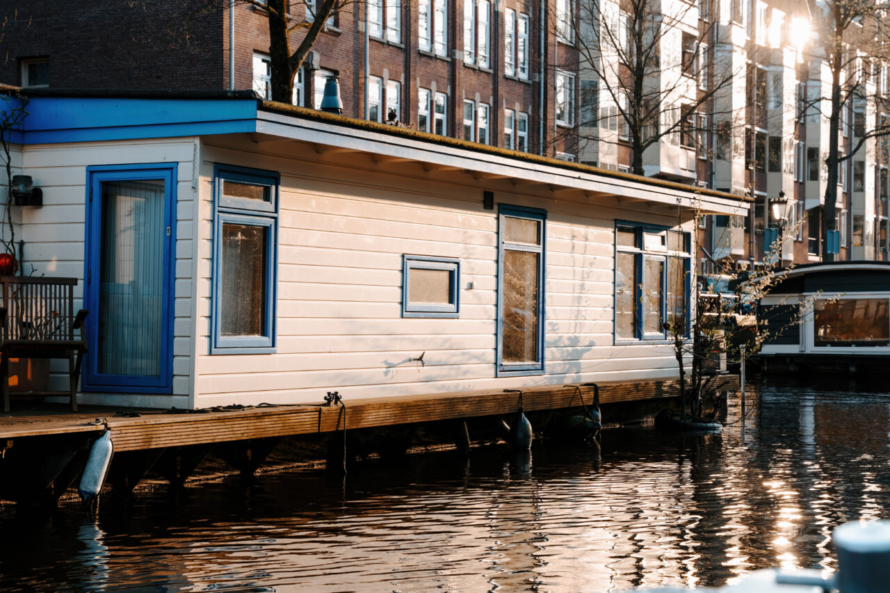 Un pensionar și-a cumpărat casă cu 95.000 de euro. Motivul pentru care a fost nevoit să o vândă cu doar… 2 euro