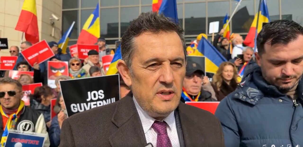 Protest AUR pe scările Tribunalului Bucureşti. „Guvernul Bolojan trebuie să plece”