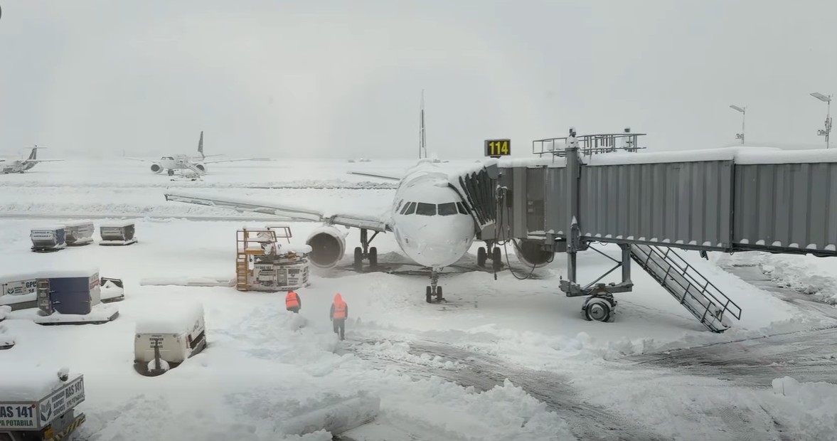 În drum spre SUA, jurnalistul Lucian Mândruţă a rămas blocat pe Aeroportul Otopeni, din cauza zăpezii