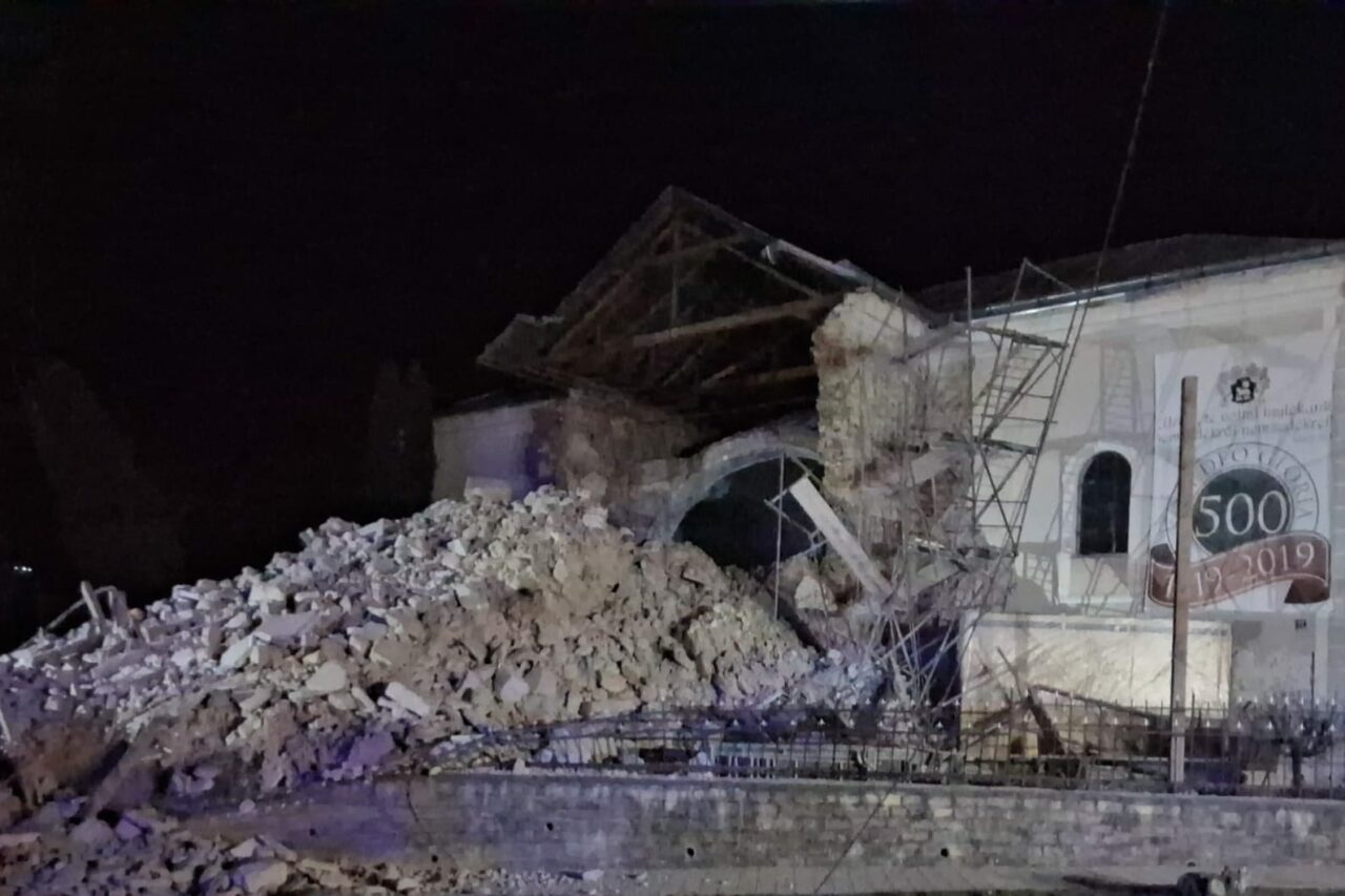 O polițistă a fost rănită și o mașină distrusă după ce turla unei biserici din Sălaj s-a prăbușit. Pompierii au intervenit de urgență