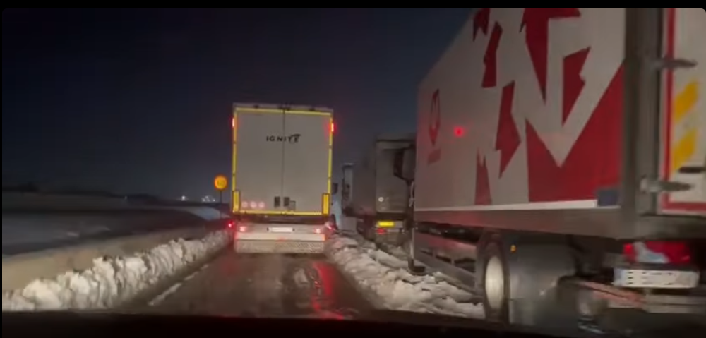 CNAIR a sesizat Poliția Rutieră după ce mai multe camioane au blocat o bandă pe Centura Capitalei, în dreptul unui depozit al unei firme de curierat