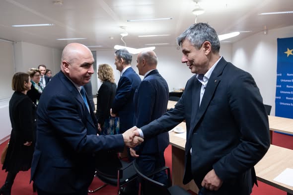 Bolojan a aterizat de urgență la Bruxelles cu legea pensiile de serviciu ale magistraţilor promulgată, în plic. Ce speră să recupereze premierul