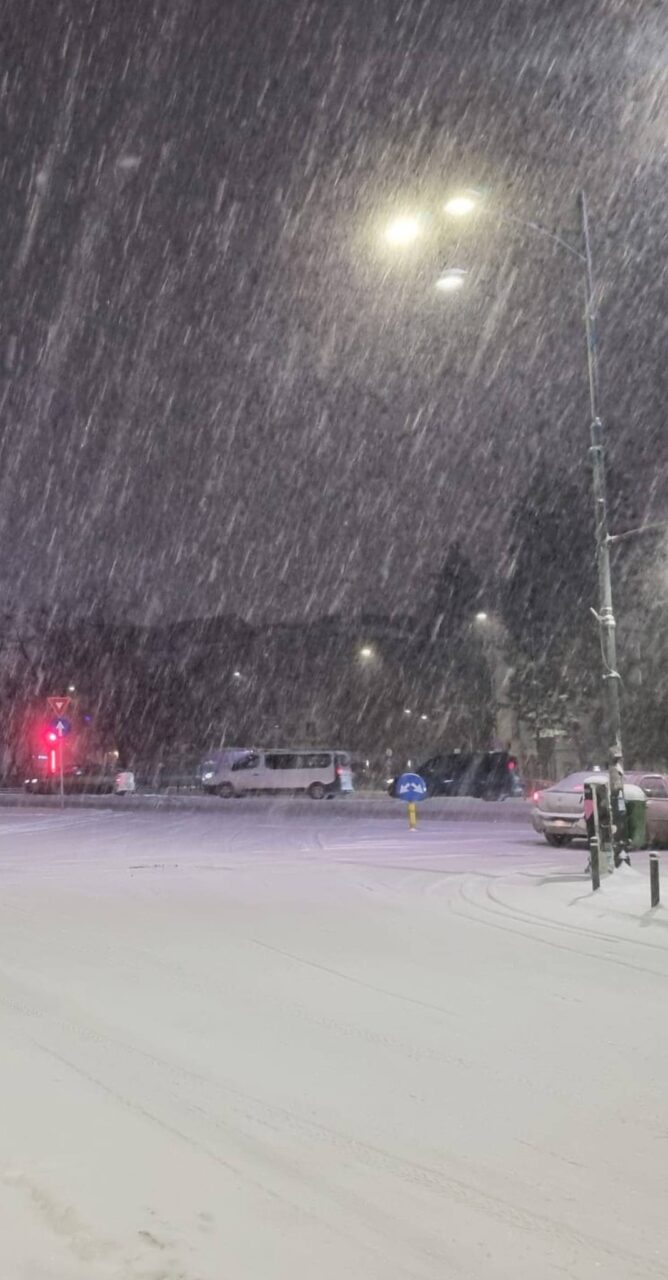 Cod galben de vreme rea, în mai multe județe. Unde sunt prognozate intensificări ale vântului, ploi importante cantitativ și ninsori viscolite