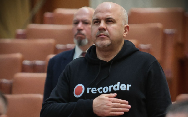 Deputatul Emanuel Ungureanu a venit la prima ședință a Parlamentului îmbrăcat într-un hanorac inscripționat cu logo-ul Recorder