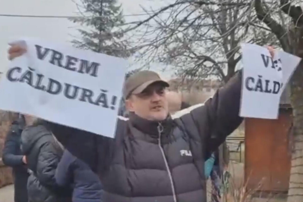 Orașul din România în care zeci de oameni au protestat în fața primăriei, pentru că nu au apă și căldură. Situație dramatică din cauza datoriilor