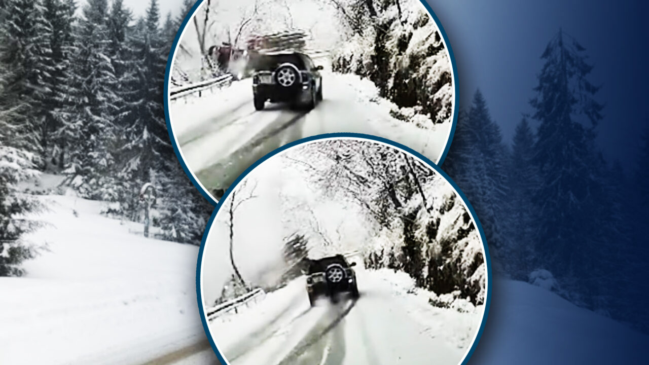 Momentul în care un camion plin cu bușteni cade într-o prăpastie, în apropierea de stațiunea Păltiniș