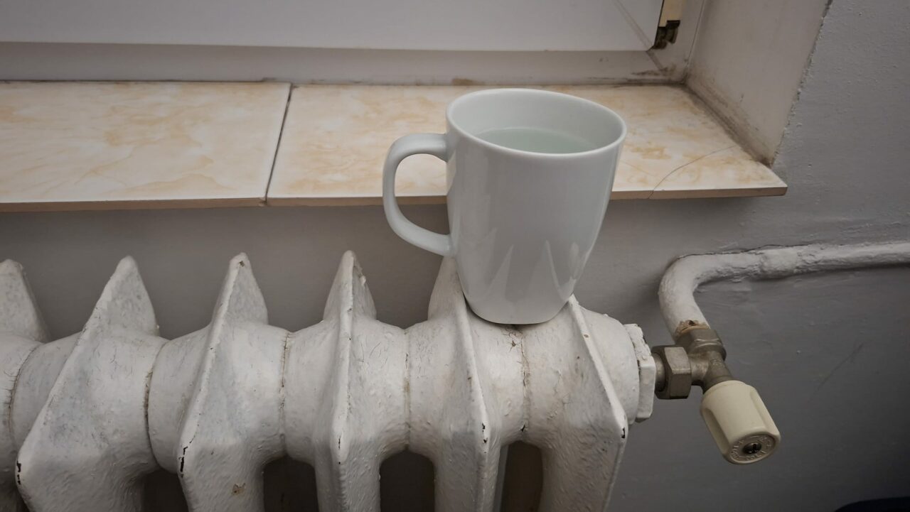 Soluții simple pentru o atmosferă plăcută în casă, pe timp de iarnă. De ce este util să pui o cană de apă pe calorifer