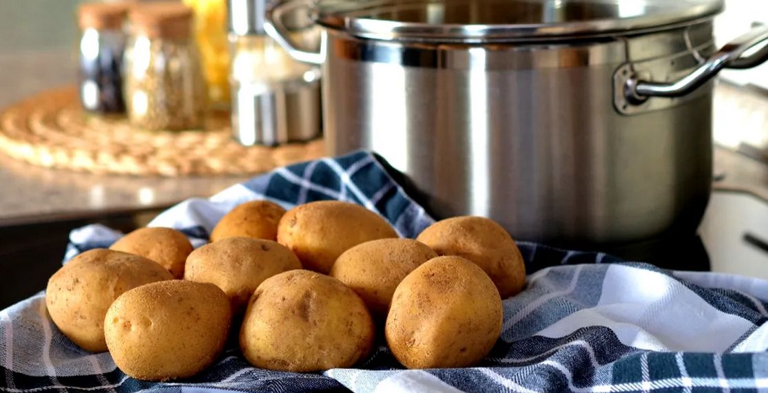 Nu arunca cojile de la cartofi. Pot fi folositoare la curățarea oalelor și tigăilor