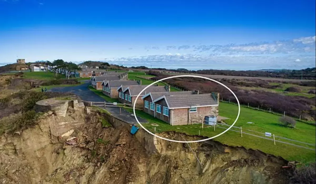 Casă de vacanță aflată pe marginea prăpastiei, la propriu, scoasă la vânzare. Cât cer proprietarii pe locuința cu vedere la mare și aproape de plajă